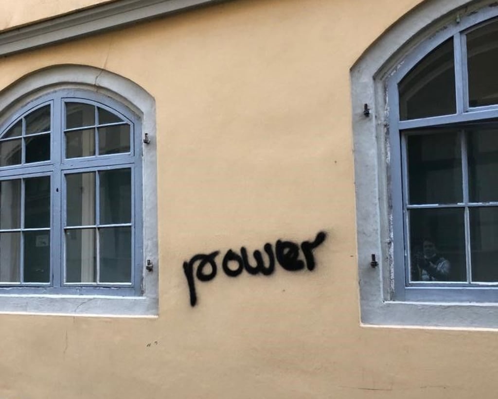Nach der Schmiererei am Haus der Naumburger Parfümerie Schotte geht die Polizei Hinweisen nach.