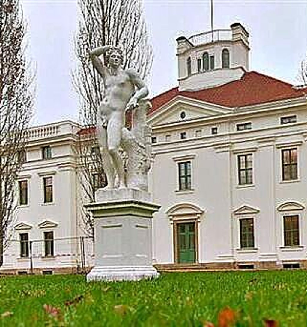 Das Schloss Georgium, in dessen Nachbarschaft sich das Blumengartenhaus befindet.