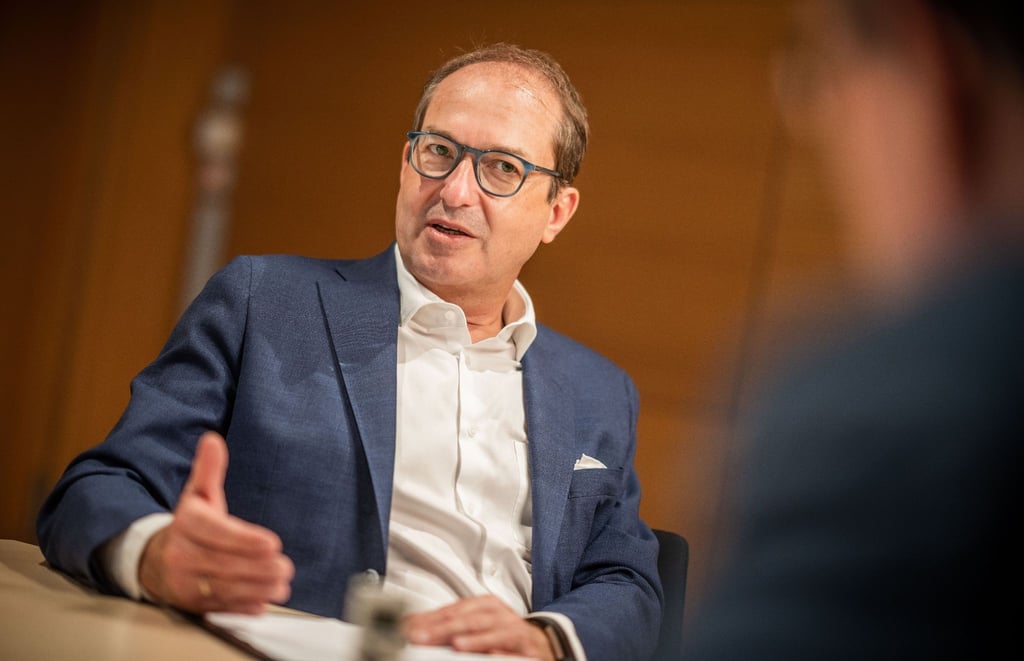 Alexander Dobrindt ist CSU-Landesgruppenchef in der CDU/CSU-Fraktion im Deutschen Bundestag.