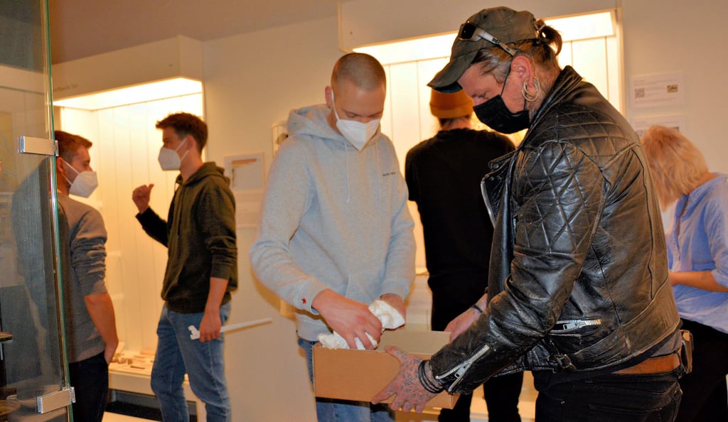 Archäologie-Studenten von der Martin-Luther-Universität Halle/Wittenberg gestalten im Städtischen Museum Halberstadt zwei Vitrinen um.