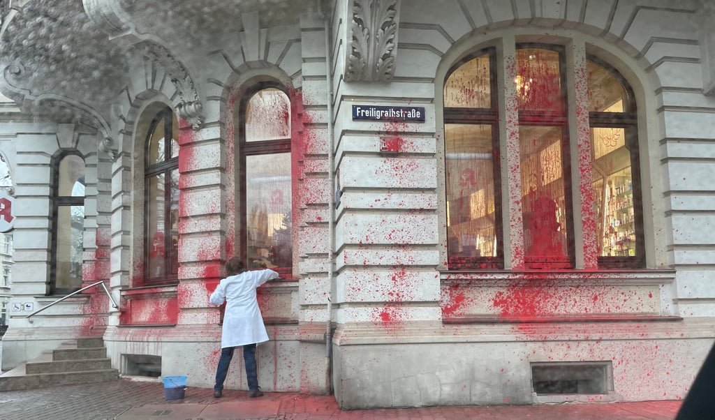 Auf die Mohren-Apotheke in Magdeburgs Stadtteil Stadtfeld-Ost ist in der Nacht zu Mittwoch, 29. Dezember 2021, ein Farbanschlag verübt worden. Fenster, Fassade und Eingang der Apotheke wurden massiv mit Farbbeuteln beworfen.