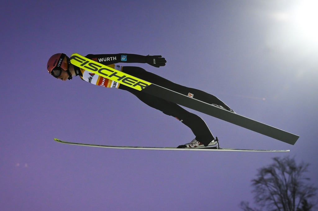 Kommt als Gesamtweltcupführender zum Tourneeauftakt nach Oberstdorf: Karl Geiger.