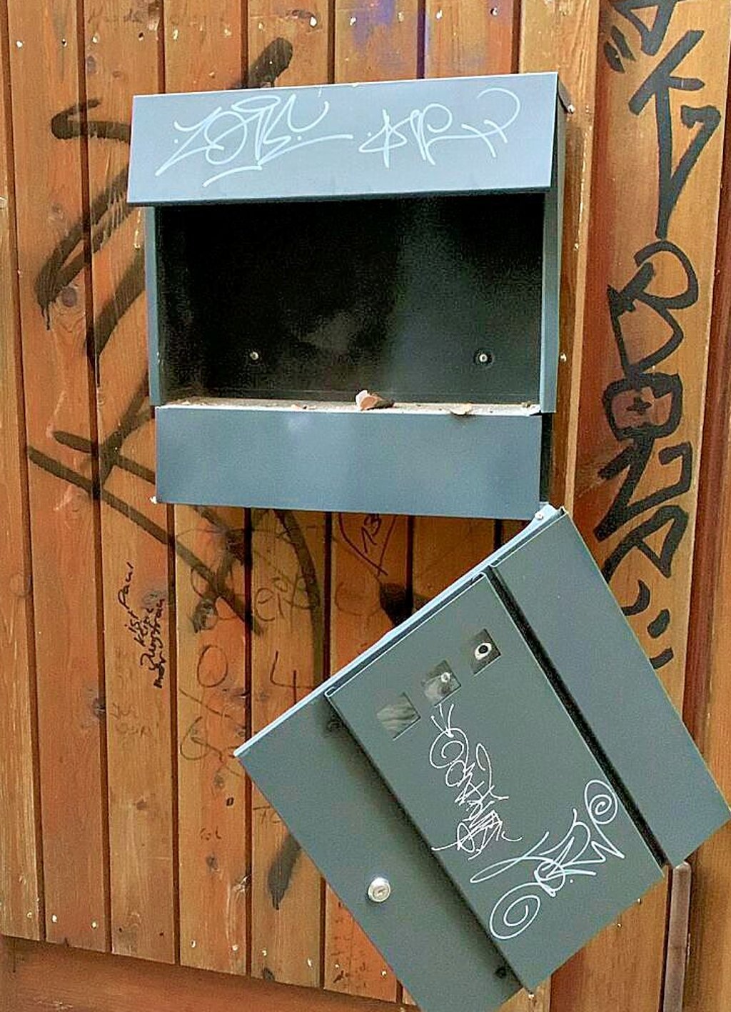 Der Briefkasten vom Laden „Genussmomente“ in der Wilhelmstraße in Hettstedt wurde mit Silvesterknallern gesprengt, Türen und Wände beschmiert.