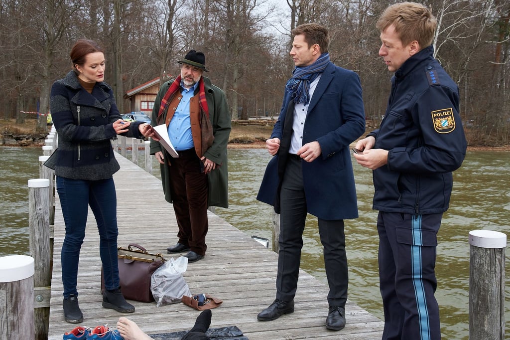Die Pathologin Mai (Sina Wilke, l) erläutert den Kommissaren Stadler (Dieter Fischer, M) und Hansen (Igor Jeftic, 2.v.r.) sowie Polizeihauptmeister Mohr (Max Müller, r) ihre ersten Untersuchungsergebnisse.
