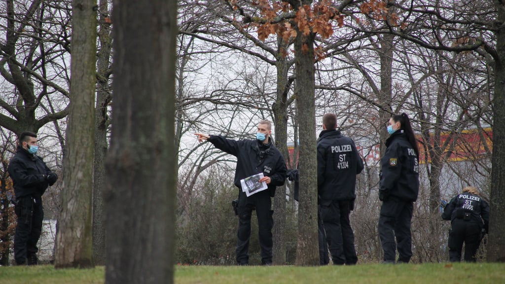 Auch am Dienstag wurde im Umfeld des Entsorgungsbetriebs die Spurensuche fortgesetzt.