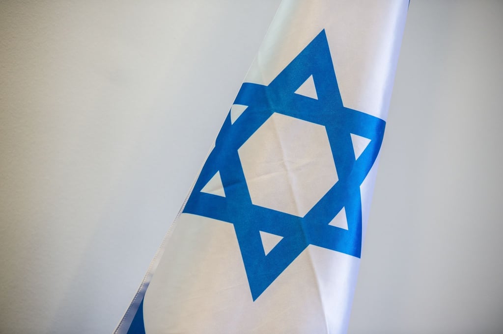 Eine Flagge Israels - das Land hat einen Mann verurteilt. Er darf erst ausreisen, wenn er den kompletten Unterhalt seiner Kinder bis zu deren 18. Geburtstag gezahlt hat. Foto: Arne Immanuel Bänsch/dpa/Archiv