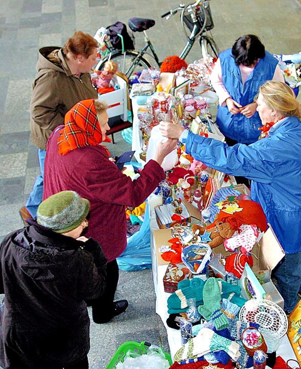 Gestricktes, Gehäkeltes und Gebasteltes gab es 30 Jahre lang beim Weihnachtsbasar der Bahnhofsmission - hier im Jahr 2005.