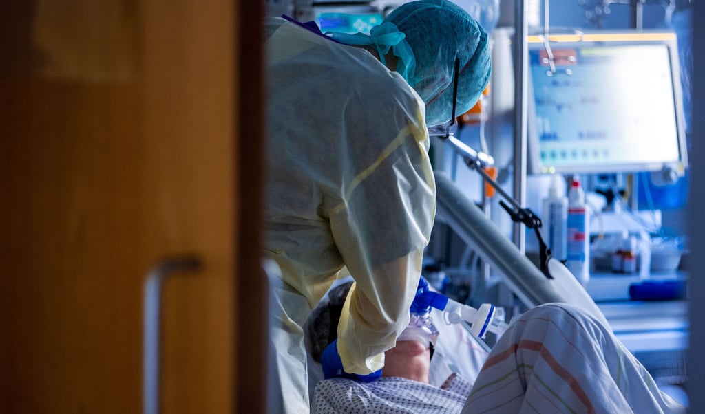 Intensivstation in einem Krankenhaus. Für Senioren ist die Gefahr eines schweren Verlaufs bei einer Corona-Infektion erhöht.