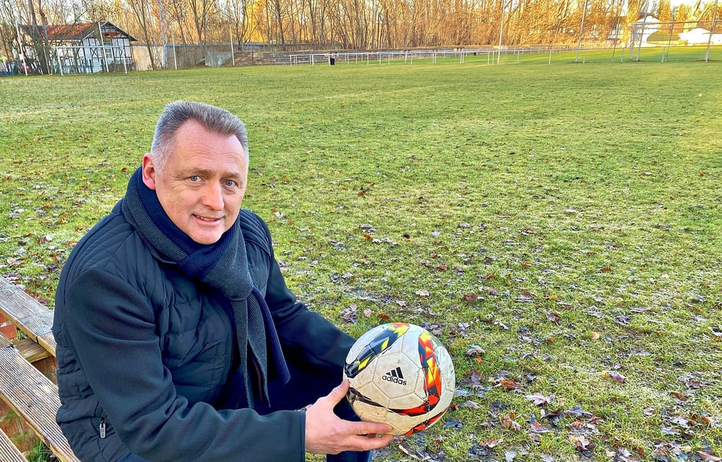 Thomas Souschek ist guter Dinge, den im Winterhalbjahr oft morastigen Kleinfeldplatz bald gegen einen Kunstrasen austauschen zu können.