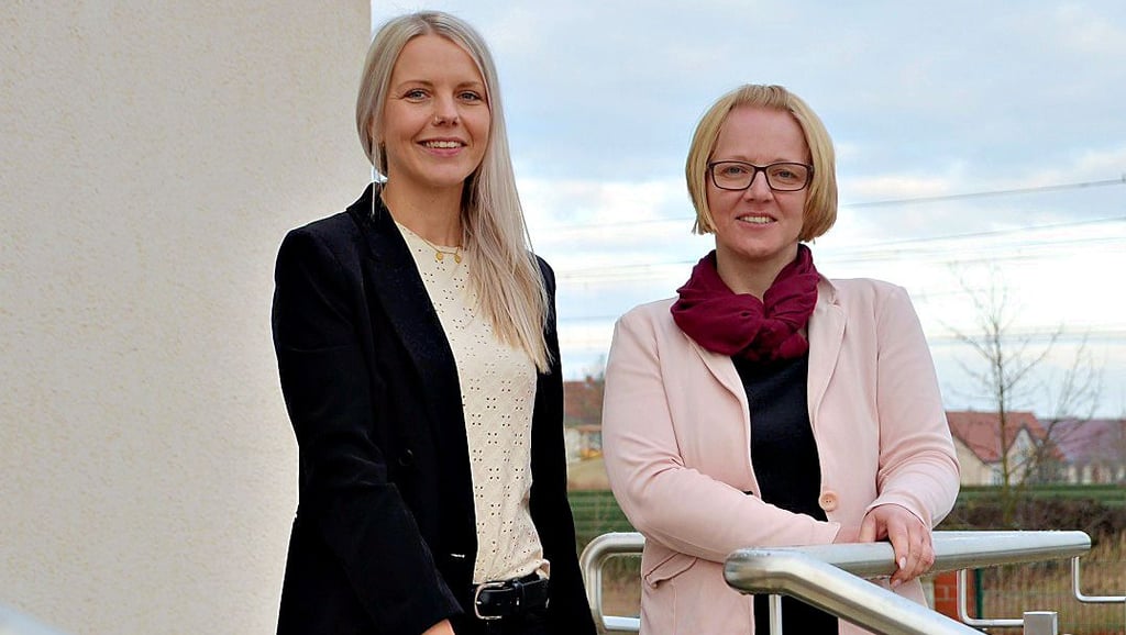 Saskia Kusian (Leiterin der Erhebungsstelle in Gardelegen, links) und Mitarbeiterin Sandra Elstner.