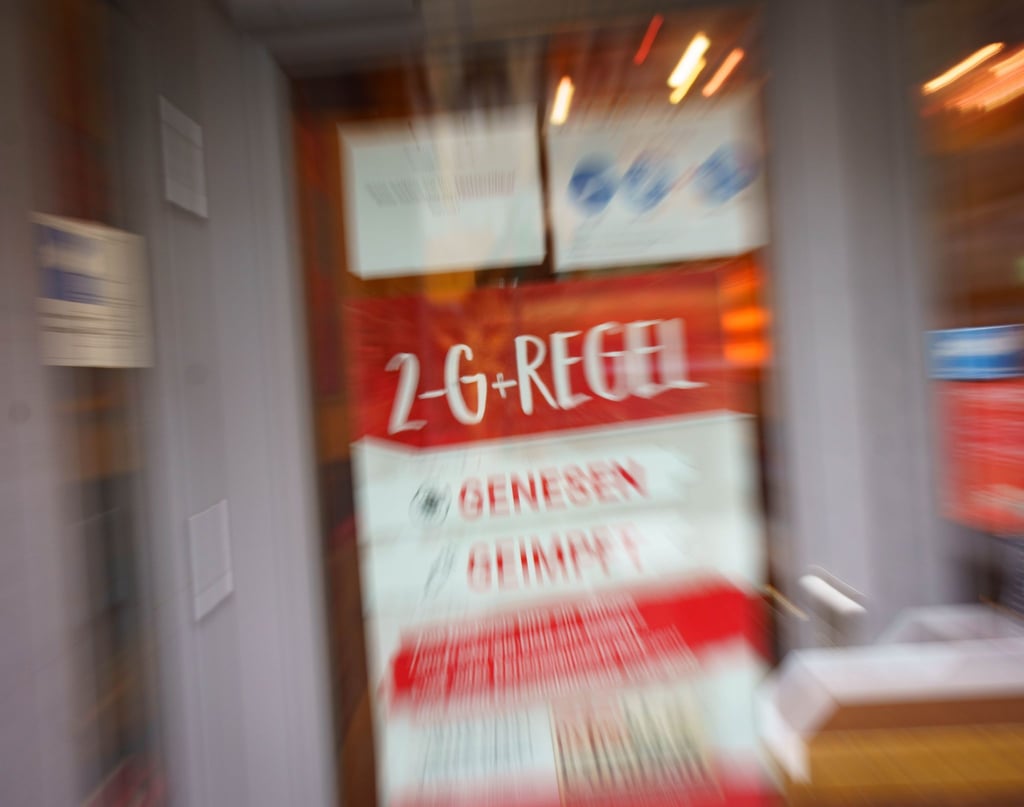 Ein Café macht in der Mainzer Innenstadt am Eingang auf die 2G-Regel aufmerksam.