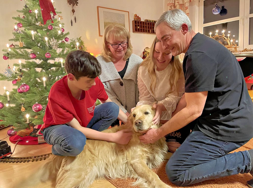 Familie Cerny-Röhr sitzt daheim in Bernburg mit ihrer Hündin vor dem Weihnachtsbaum. Domenik (13 Jahre) und Ramona (15) sind Pflegekinder von Annett und Thomas Cerny-Röhr. Sie leben schon viele Jahre gemeinsam – wie eine ganz normale Familie.