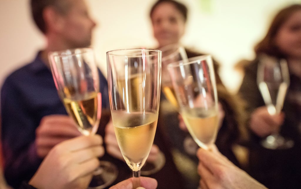 Gäste einer Silvesterparty stoßen mit Sekt an. Gefeiert werden kann das neue Jahr in Salzwedel in diesem Jahr im kleinen Kreis und ohne Feuerwerk.