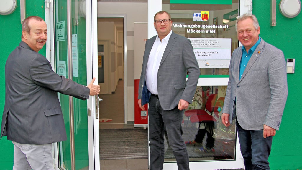 Der bisherige Geschäftsführer Gerald Köhler öffnet die Tür zur Wobau-Zentrale seinem Nachfolger Holger Wunderlich. Aufsichtsratsvorsitzender Frank von Holly überwacht das Ganze (v. li.).