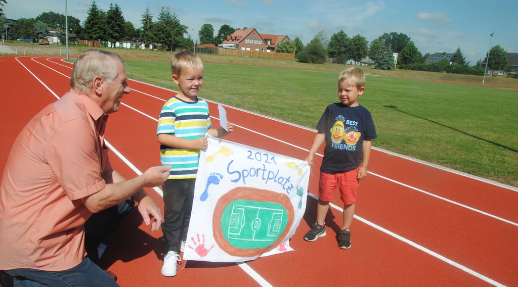 Größte Investition in der Gemeinde war 2021 die Sanierung des Beetzendorfer Sportplatzes, den die jungen Nachwuchssportler Arne Seidel (von rechts) und Oskar Schulz im Juli gemeinsam mit Bürgermeister Lothar Köppe einweihten.