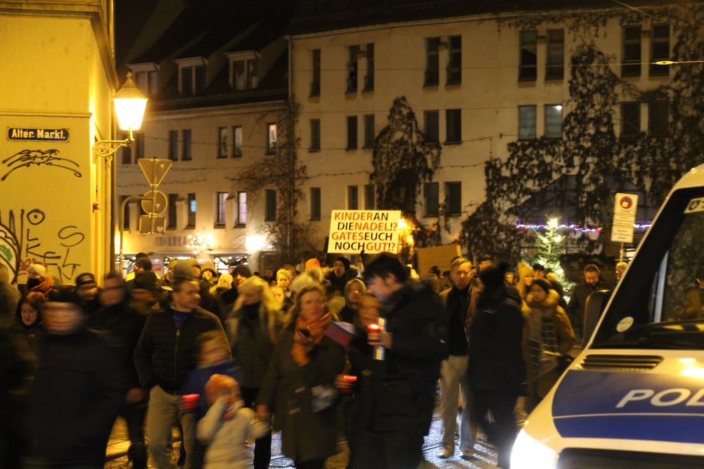 Rund 2.200 Teilnehmer zählte die Demonstration der "Bewegung Halle" am Montag in Halle. Die Polizei sicherte den Demozug durch die Stadt ab.
