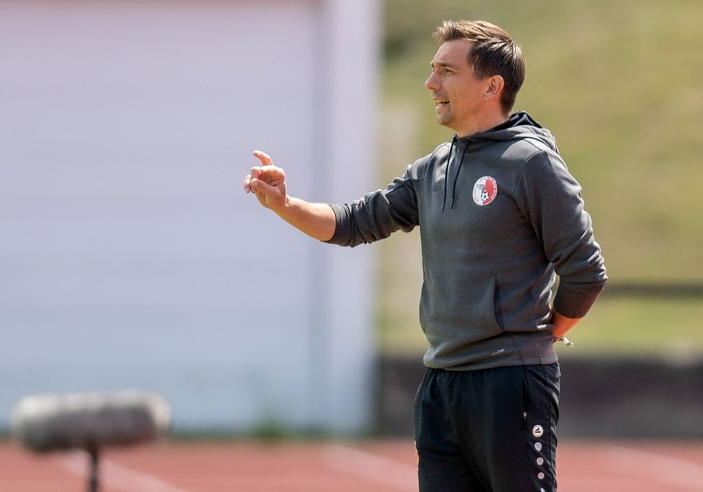 Halles neuer Trainer Andre Meyer plant ein Testspiel gegen Aue.