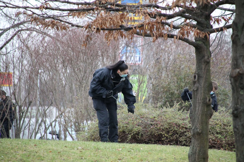 Nach dem Fund der Babyleiche in der Äußeren Hordorfer Straße hatte die Polizei am Dienstag vor Ort nach Spuren gesucht.