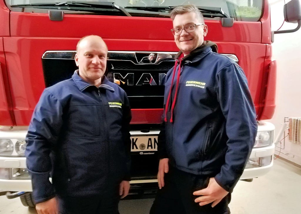 Marco Schmeißer (links) und Patrick Roscher leiten die Gemeindefeuerwehr Elsteraue.