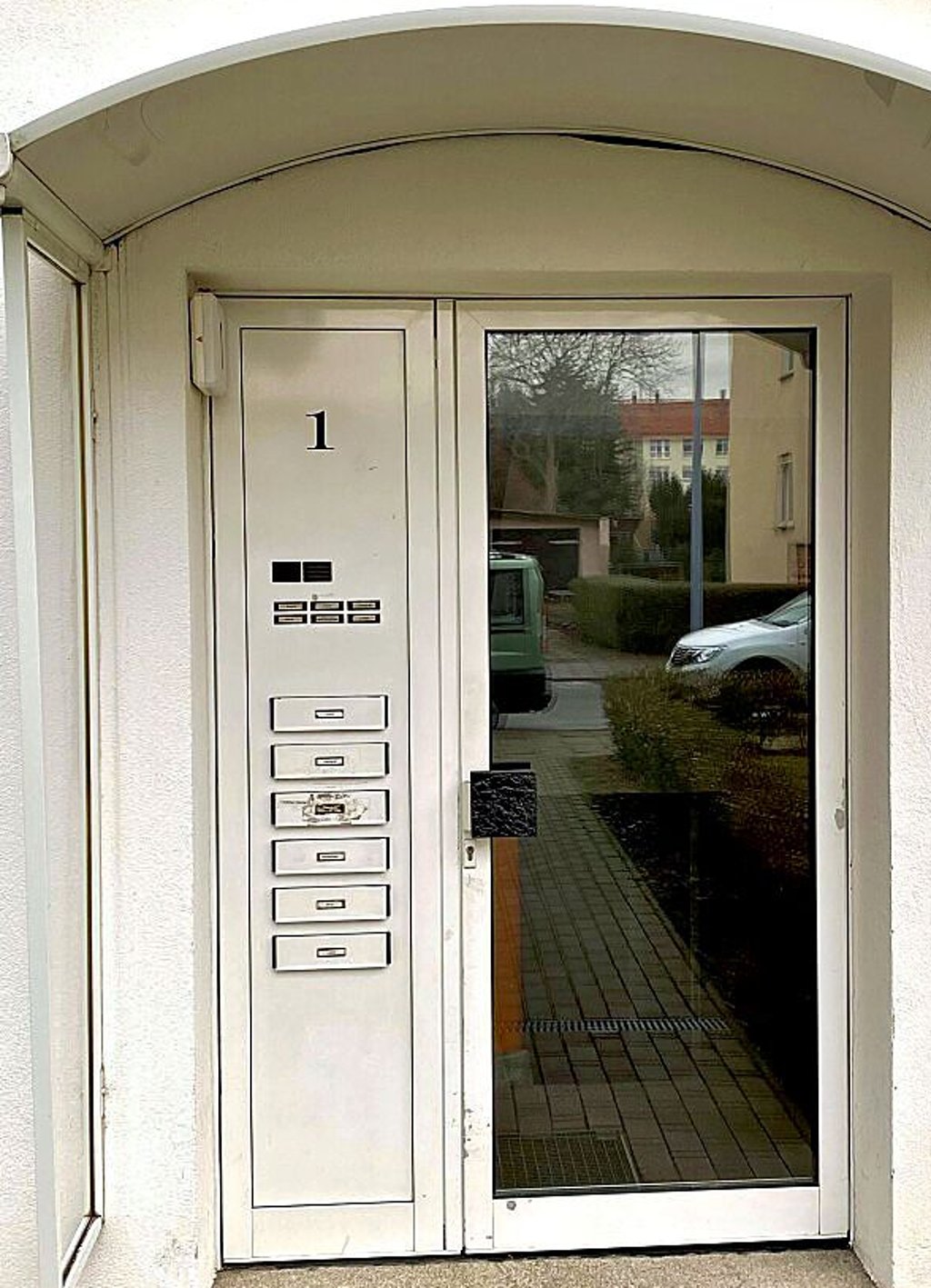 Ein Mehrfamilienhaus ist ebenso mit Neuer Weg 1 adressiert...