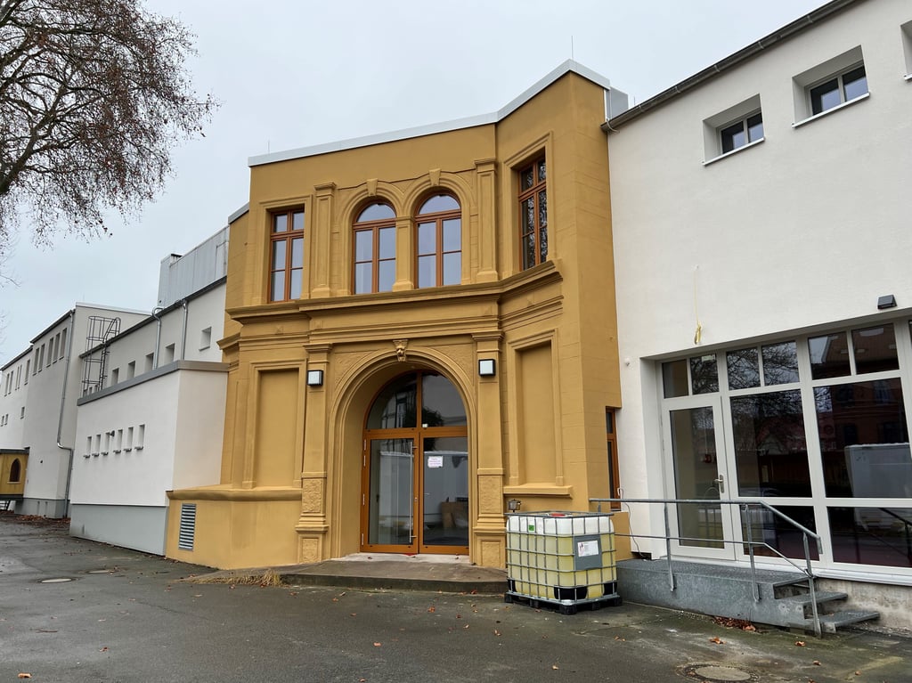 Zwar ist die Sanierung des Theaters der Altmark in Stendal noch nicht abgeschlossen, aber die Hofseite mit dem Eingang des ehemaligen „Haus Vaterland“ macht einen einladenden Eindruck. Dennoch sehnt Intendant Wolff E. Rahls den Abschluss der Arbeiten herbei.