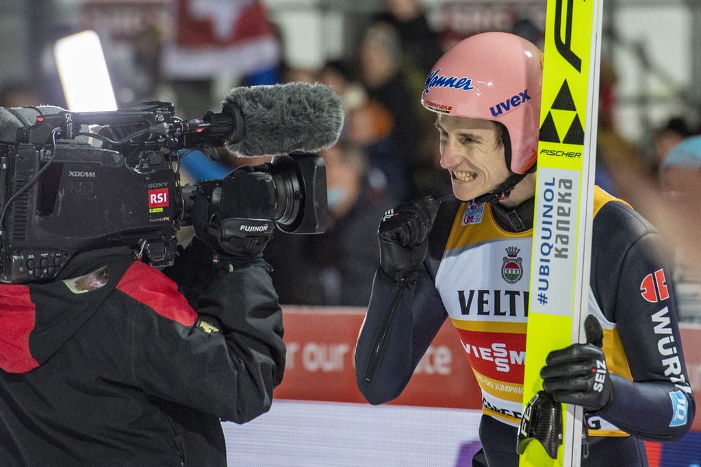 Der Gesamtweltcupführende freut sich nach seinem Sprung in Engelberg vor der Kamera.
