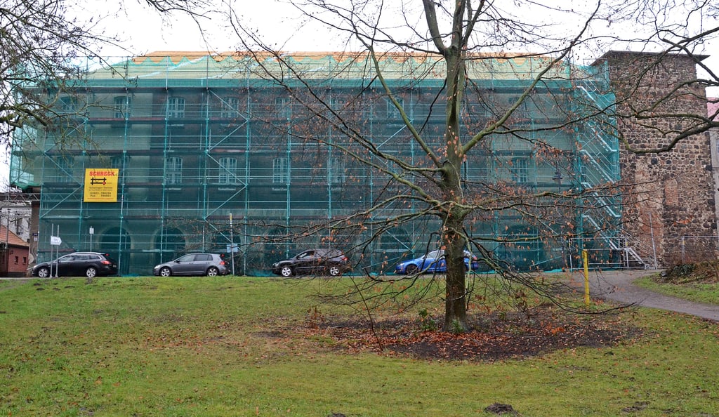 Das Kasernengebäude auf der Breite, eine Außenstelle der Ciervisti-Schule, wird derzeit saniert. Ob die Arbeiten Ende 2022 abgeschlossen sind, bleibt offen.