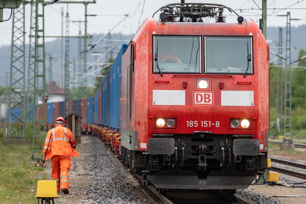 Die Bundespolizei in Magdeburg erwischte auf einem Güterzug zwei Jugendliche, die illegal in einem Wagen mitfuhren.