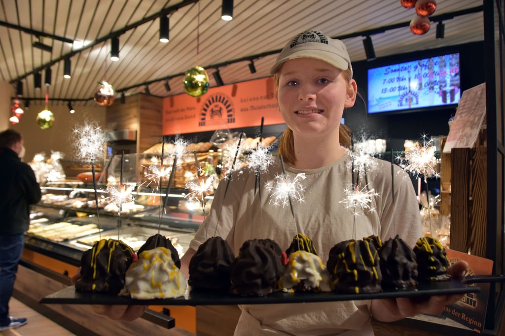 Josy Matthias präsentiert süße „Granaten“ mit Fontänenfeuer. Die auszubildende Konditorin der Calvörder Schaubäckerei kreiert mit viel Fantasie für Silvester und für das neue Jahr immer neue Glückskuchen.