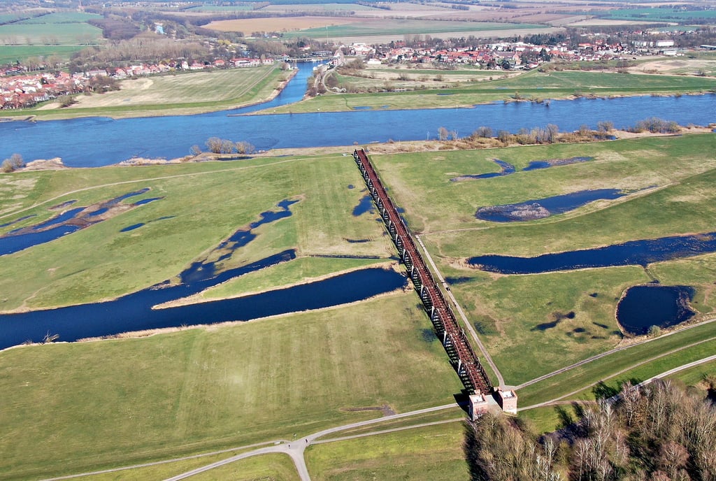 Von der Dömitzer Eisenbahnbrücke steht nur noch ein Fragment im Überflutungsgebiet der Elbe auf niedersächsischer Seite. Am anderen Ufer ist die Stadt Dömitz zu erkennen, die heute zu Mecklenburg-Vorpommern gehört.