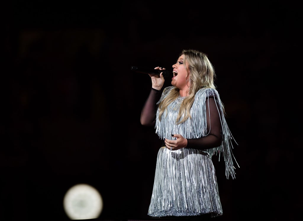 Kelly Clarkson feiert Weihnachten mit „When Christmas Comes Around...“.