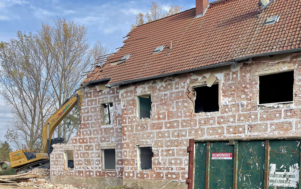 Mit Hilfe von Fördermitteln aus dem Leader-Programm der EU konnte dieses leerstehende Mehrfamilienhaus am Kohlenpott in Westeregeln abgerissen werden. Dort soll perspektivisch ein Bungalow für Touristen und Geschäftsreisende entstehenden.