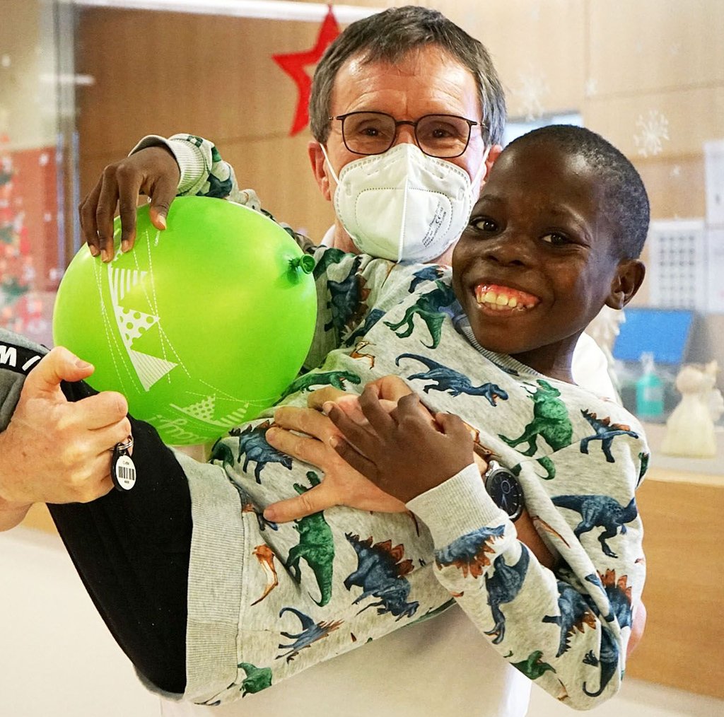 Dr. med. Axel Schobeß, Chefarzt der Klinik für Kinder- und Jugendmedizin, freut sich, wenn es Manuel gut geht.