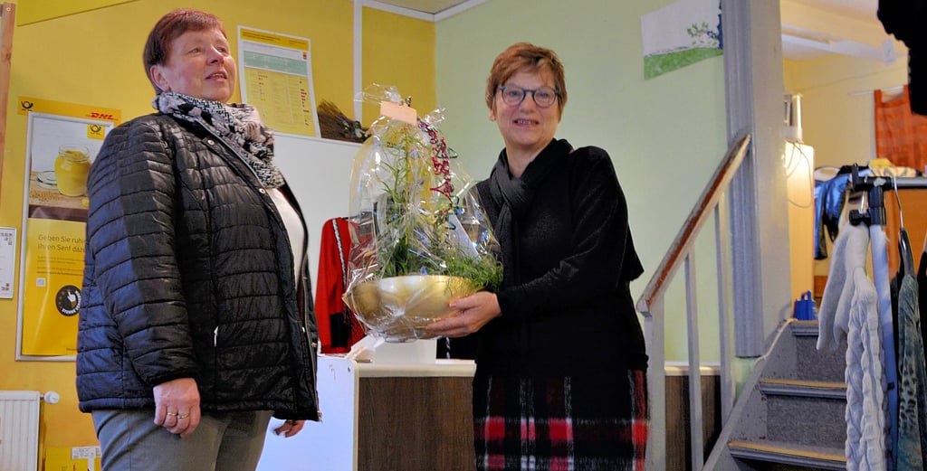 Bürgermeisterin Christel Bischoff überreicht Dagmar Krötki zum Abschied Blumen. Sie schließt ihr Geschäft nach 30 Jahren.