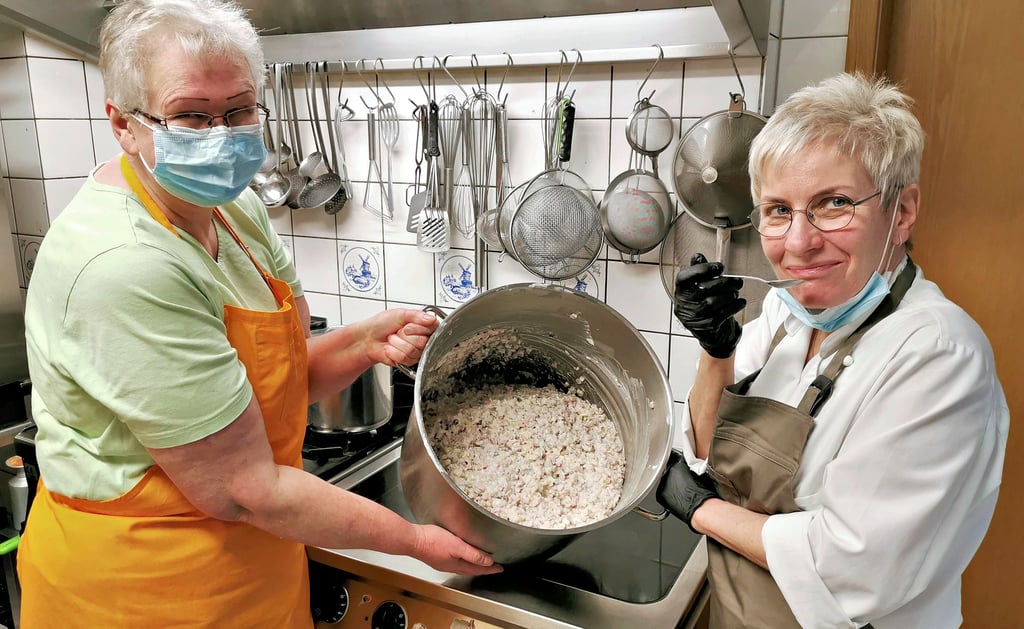 Christel Zeitz (rechts) und Karola Lindner verkosten ihren selbst hergestellten Heringssalat. In diesem Jahr war die Nachfrage so groß wie schon lange nicht mehr. Zehn Kilogramm haben die beiden Frauen gestern angefertigt.