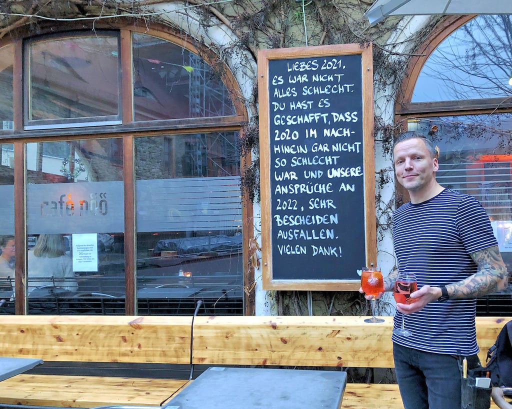 Nöö-Wirt Martin Zachura sieht dem Jahresende gelassen entgegen. Sein Café lässt er Silvester bis 16 Uhr geöffnet - Zeit genug, um anzustoßen.