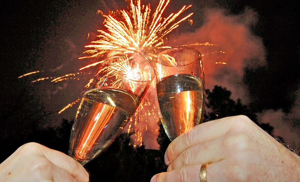 Um Mitternacht darf in Stendal mit einem Glas Sekt auf 2022 angestoßen werden.