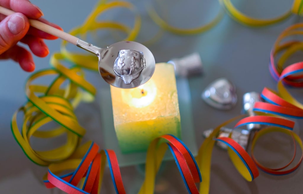 Statt Feuerwerk wird vielerorts auf das traditionelle Bleigießen als Silvesterbrauch zurückgegriffen.