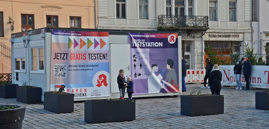 Die Lage bei den Testkapazitäten hat sich entspannt. So kann man sich an der Raben-Apotheke (Foto), in der Katerinen-Apothe ke und feiertags in der Katerinen-Klause testen lassen.