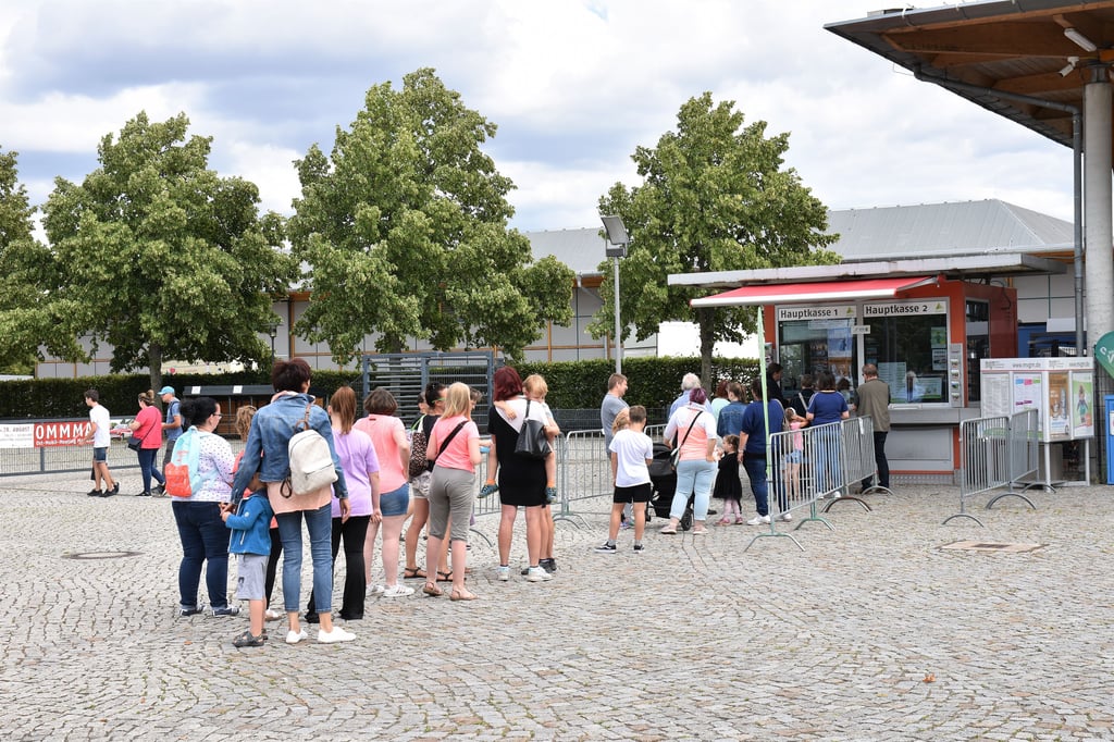 Wegen des hohen Besucherandrangs im Elbauenpark in Magdeburg musste im Sommer mitunter etwas Geduld an den Kassen mitgebracht werden.