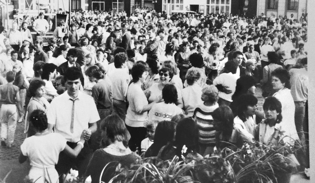 Der Stendaler Marktplatz war das Epizentrum der Feierlichkeiten. Hier stand die Hauptbühne. Die Gäste durften aber auch einfach nur ausgelassen tanzen. Daran hatten offensichtlich sehr viele Menschen Spaß.