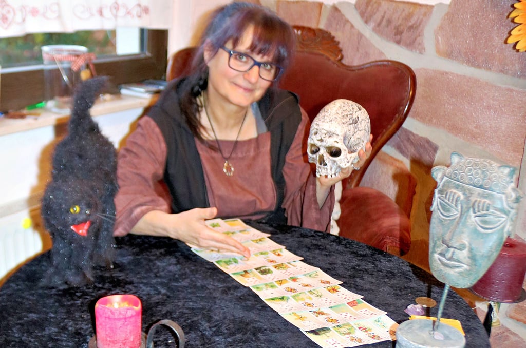 Harzhexe Corinna Mertsch mit ihren Wahrsagekarten.