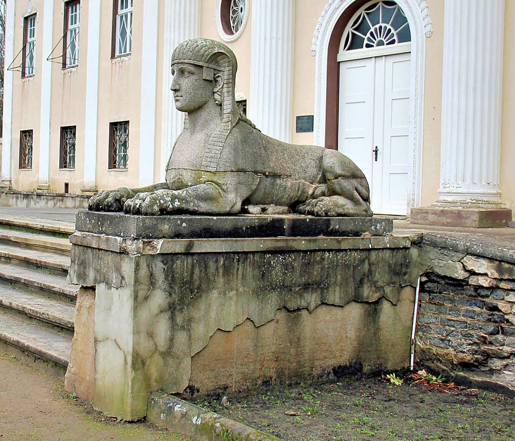 Die Sphinx-Figuren am Neuen Schloss und ihre Sockel bröckeln zusehends. Sie müssten saniert und geschützt werden.
