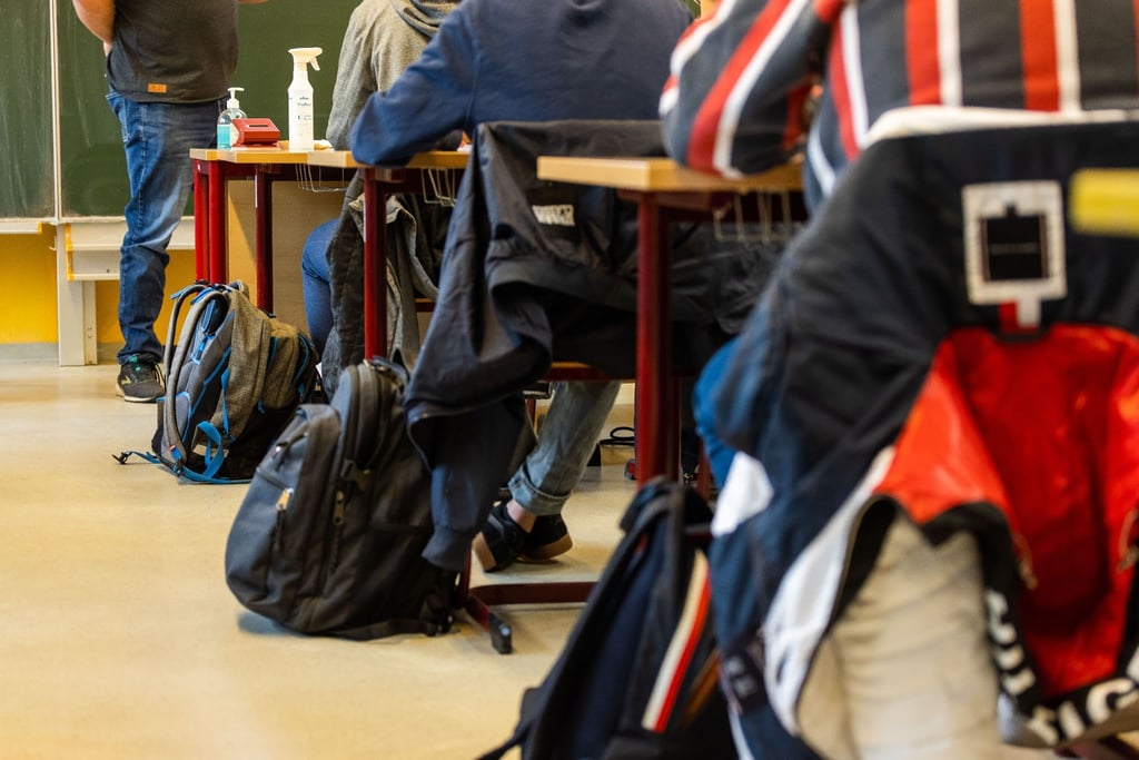 Der Anteil an Freundschaften steigt, wenn Schüler im Klassenzimmer nebeneinander sitzen. Das zeigt ein Studie eines internationalen Forscher-Teams.