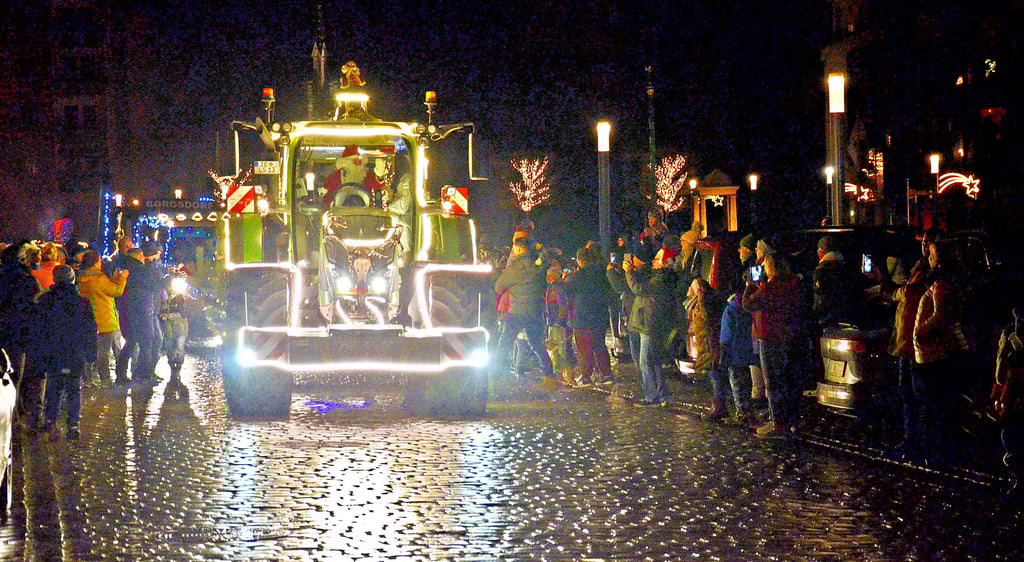 Der Weihnachtstraktor am dritten Advent auf dem Markt. Hunderte Eltern mit ihren Kindern haben auf den leuchtenden Traktor gewartet und sind begeistert.
