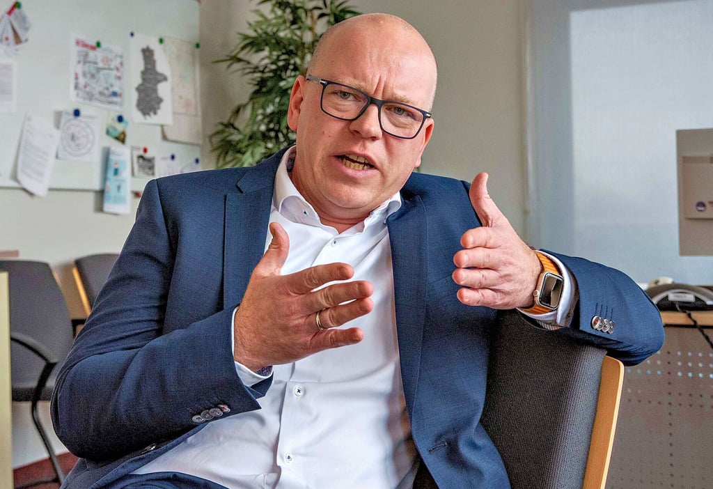 Geschäftsführer Torsten Narr verlässt die Arbeitsagentur in Dessau in Richtung Bundesagentur.