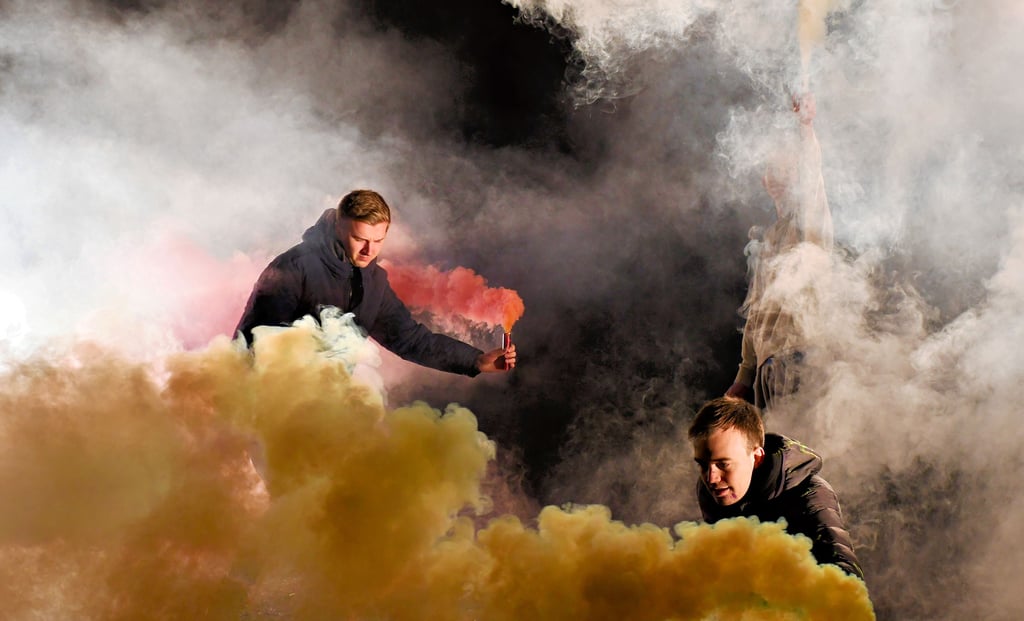 Ein festgehaltener Moment beim Filmdreh für ein „Feuerwerk ohne Feuerwerk“: Fackeln mit verschiedenen Farben werden eingesetzt, der Rauch vermischt sich miteinander.