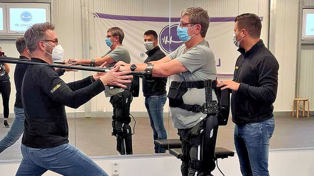Zwei Mitarbeiter der Firma Rewalk reisten nach Haldensleben, um Dietmar Schmidt das Exoskelett anzulegen. Es ermöglichte dem Querschnittsgelähmten, eigenständig zu gehen. Eine kleine Sensation – auch für die behandelnden Physiotherapeuten.
