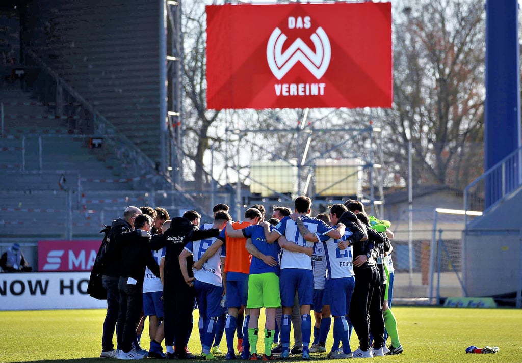 Nach der 0:1-Niederlage beim SV Wehen Wiesbaden rückten die Spieler und Verantwortlichen des FCM ganz eng im Mannschaftskreis zusammen. Es sollte der Grundstein für ein furioses Rest-Jahr werden.