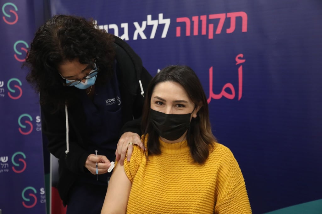 Eine Frau erhält im israelischen Ramat Gan die vierte Dosis des Corona-Impfstoffs.